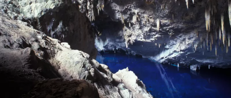 Gruta-do-lago-azul-bonito-ms-1024x437.png